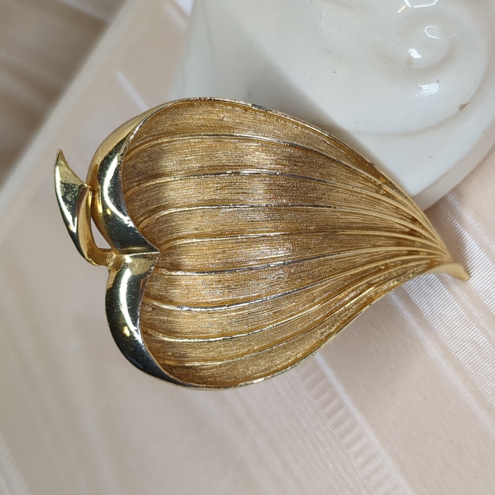 Vintage 70s Leaf Brooch Matte Gold Tone Old Money Fall Autumn Classic Timeless